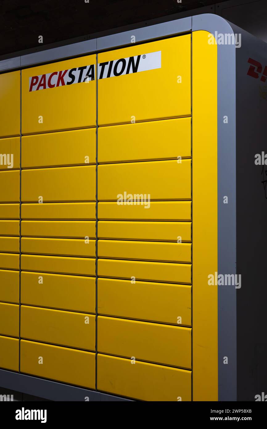 Koblenz, Deutschland - 19. Februar 2024: Eine DHL-Packstation, ein automatisiertes Selbstbedienungs-Paketabholungs- und -versandterminal Stockfoto