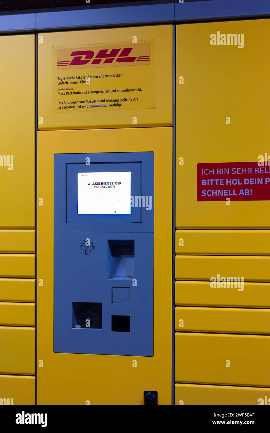 Koblenz, Deutschland - 19. Februar 2024: Terminal einer DHL Packstation, einem automatisierten Selbstbedienungs-Paketabholungs- und -Versandterminal Stockfoto