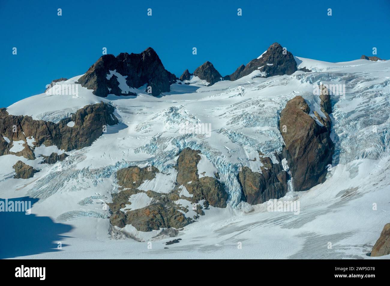 Knackende Schnee- und Eisoberfläche auf dem Blauen Gletscher im Olympic National Park Stockfoto