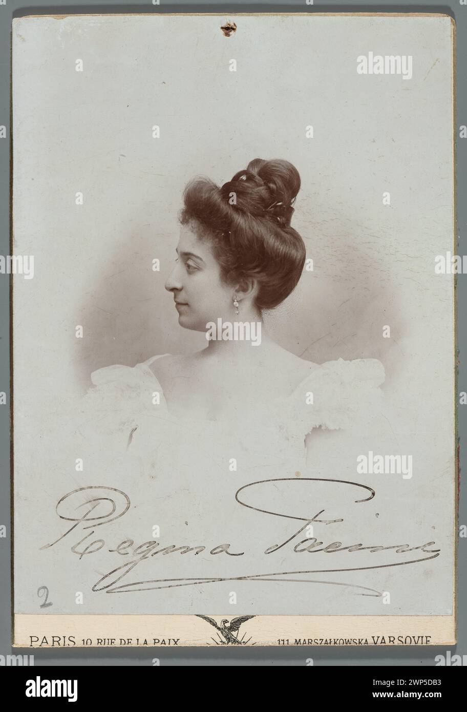 Porträt von Regina Pacini (1871-1965), Pain (Brust aus dem Profil); Sigismond & Co. (Warschau; Fotografie; um 1905 (1900-00-00-1910-00);Pacini, Regina (1871-1965), Pacini, Regina (1871-1965)-Ikonographie, Rajchman, Aleksander (1855-1915)-Sammlung, Porträts, Frauenporträts, Sänger Stockfoto