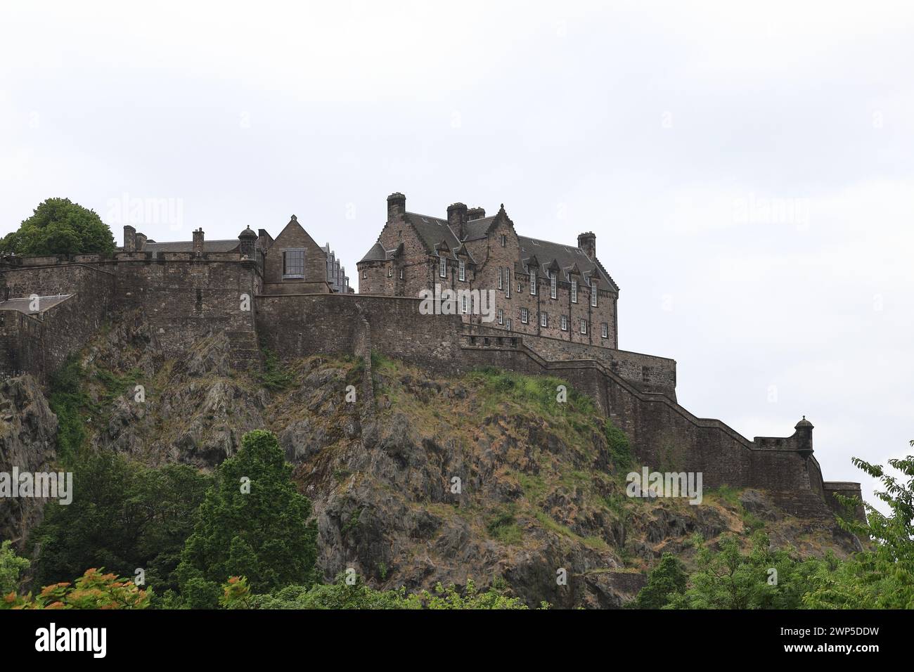 Blick auf Edinburgh Castle von Princes Street Gardens, Edinburgh. Die Burg auf dem Castle Rock stammt aus dem 11. Jahrhundert. Stockfoto