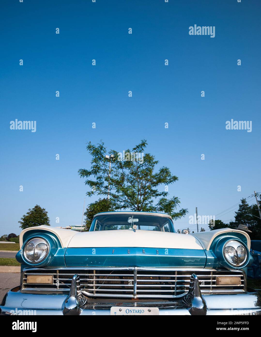 Eine klassische restaurierte Ford Fairlaine-Limousine aus dem Jahr 1957 auf einer Autoausstellung in Port Hope, Ontario, Kanada Stockfoto