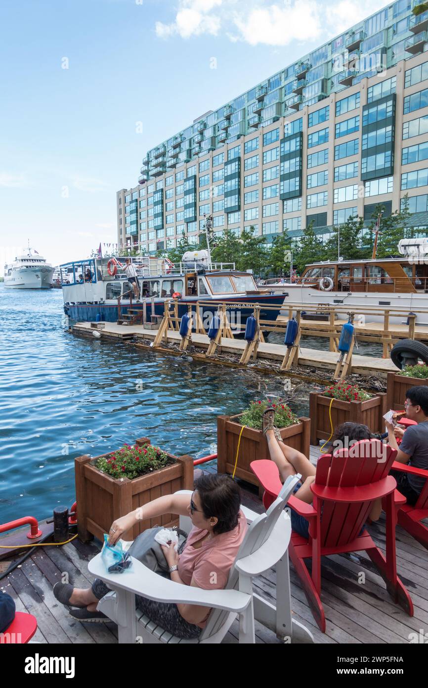 Touristen und Einheimische genießen einen Sommertag in einem Restaurant und einer Bar am Wasser im Freien an der Harbourfront, einem Popurlar-Touristengebiet in Toronto, Ontario, Kanada Stockfoto