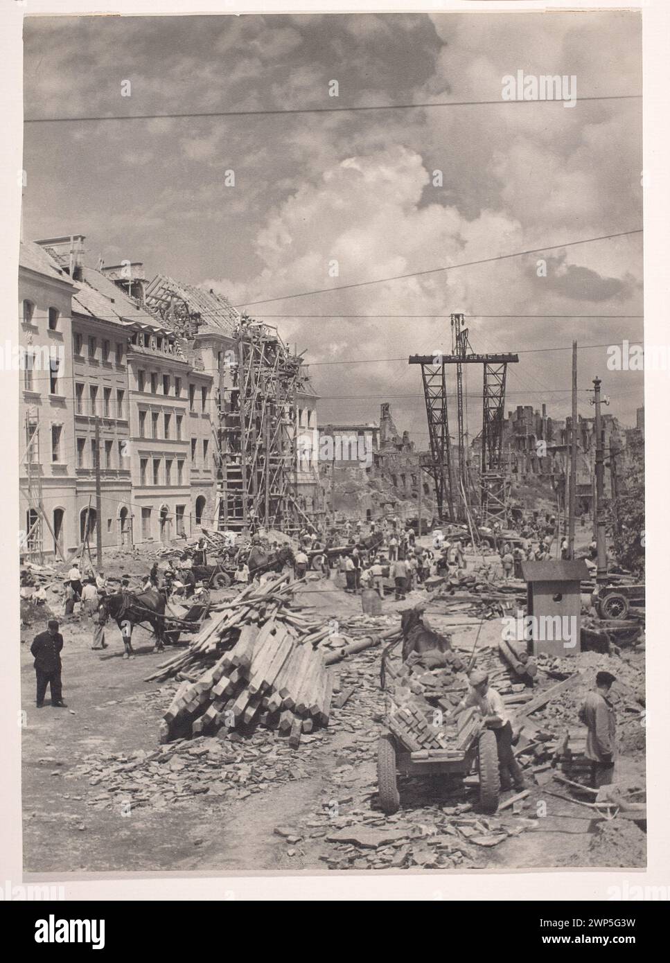 Ein Fotodruck von Wojciech Kondracki aus dem Jahr 1949, der Bauarbeiten an der W-Z-Route in Krakowskie Przedmieście und am Plac Zamkowy in Warschau zeigt, Teil der Ausstellungen des Nationalmuseums und Wettbewerbe der Polnischen Fotogesellschaft. Stockfoto
