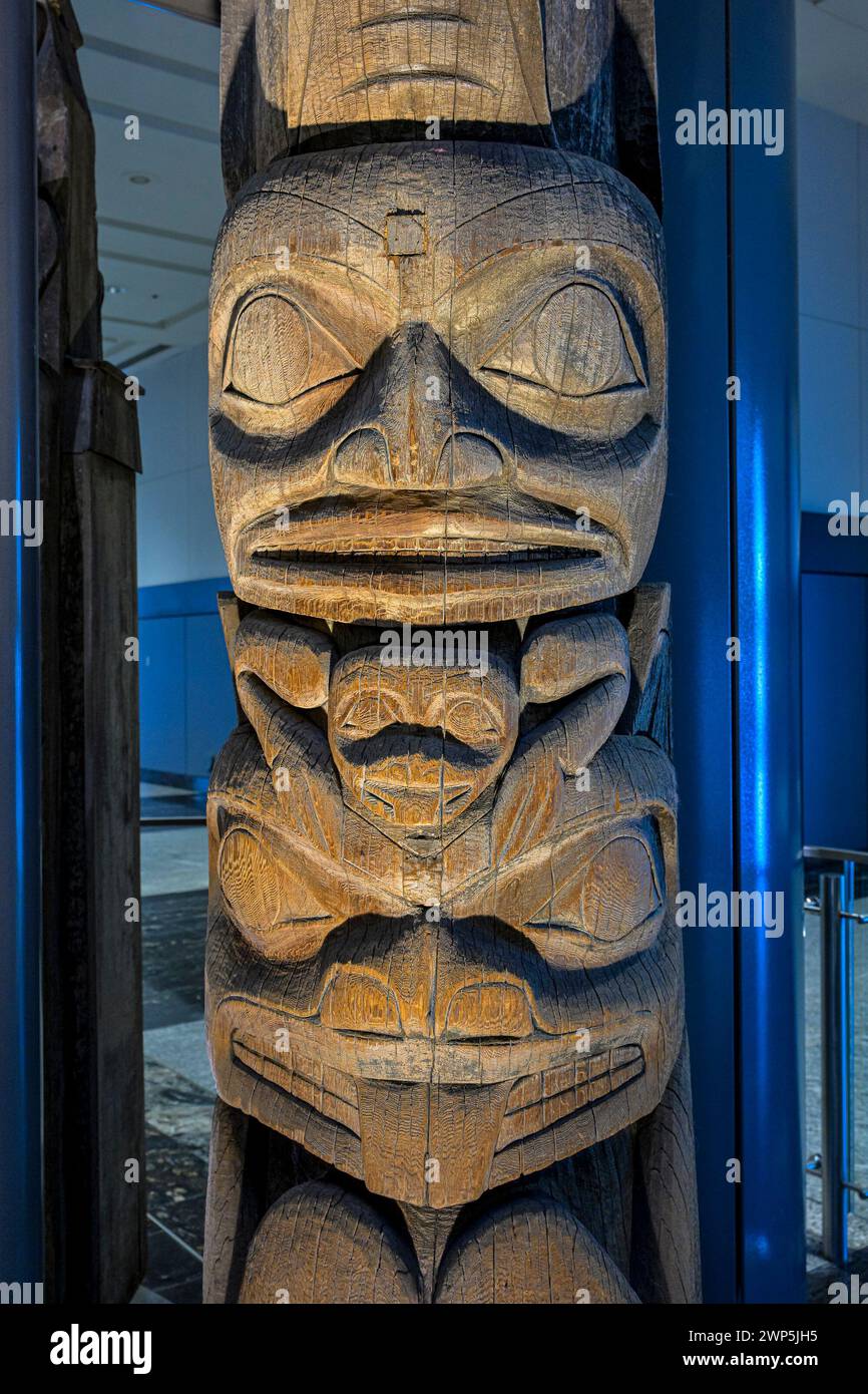 Totem, geschnitzt von Art Sterritt, Gitxsan-Stil mit Biber, Frosch und Hai, Vancouver Convention Centre. Canada Place, Vancouver, British Columbia Stockfoto