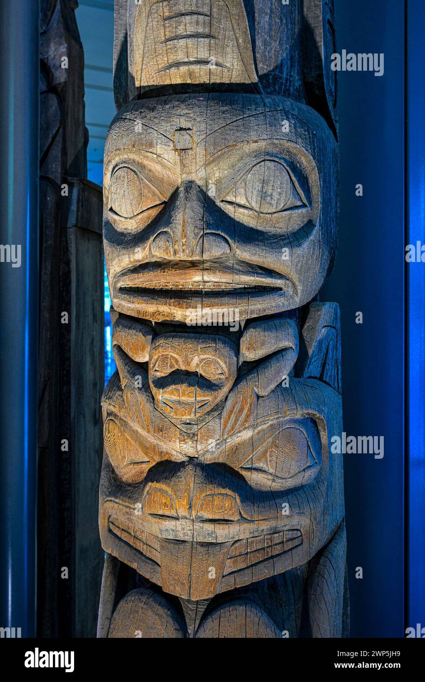 Totem, geschnitzt von Art Sterritt, Gitxsan-Stil mit Biber, Frosch und Hai, Vancouver Convention Centre. Canada Place, Vancouver, British Columbia Stockfoto