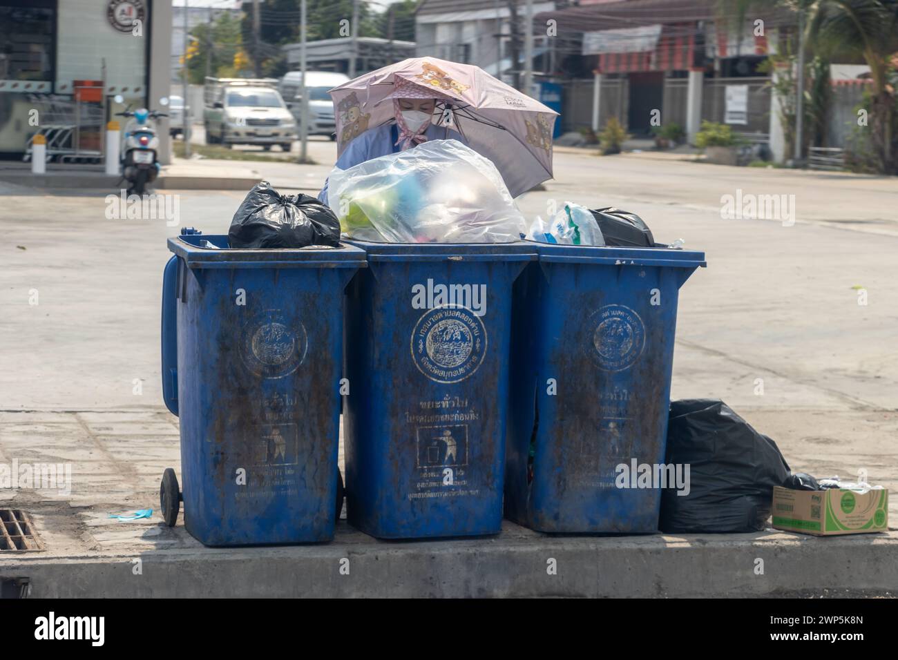 SAMUT PRAKAN, THAILAND, 26. Februar 2024, Müllcontainer in den Straßen der Stadt Stockfoto