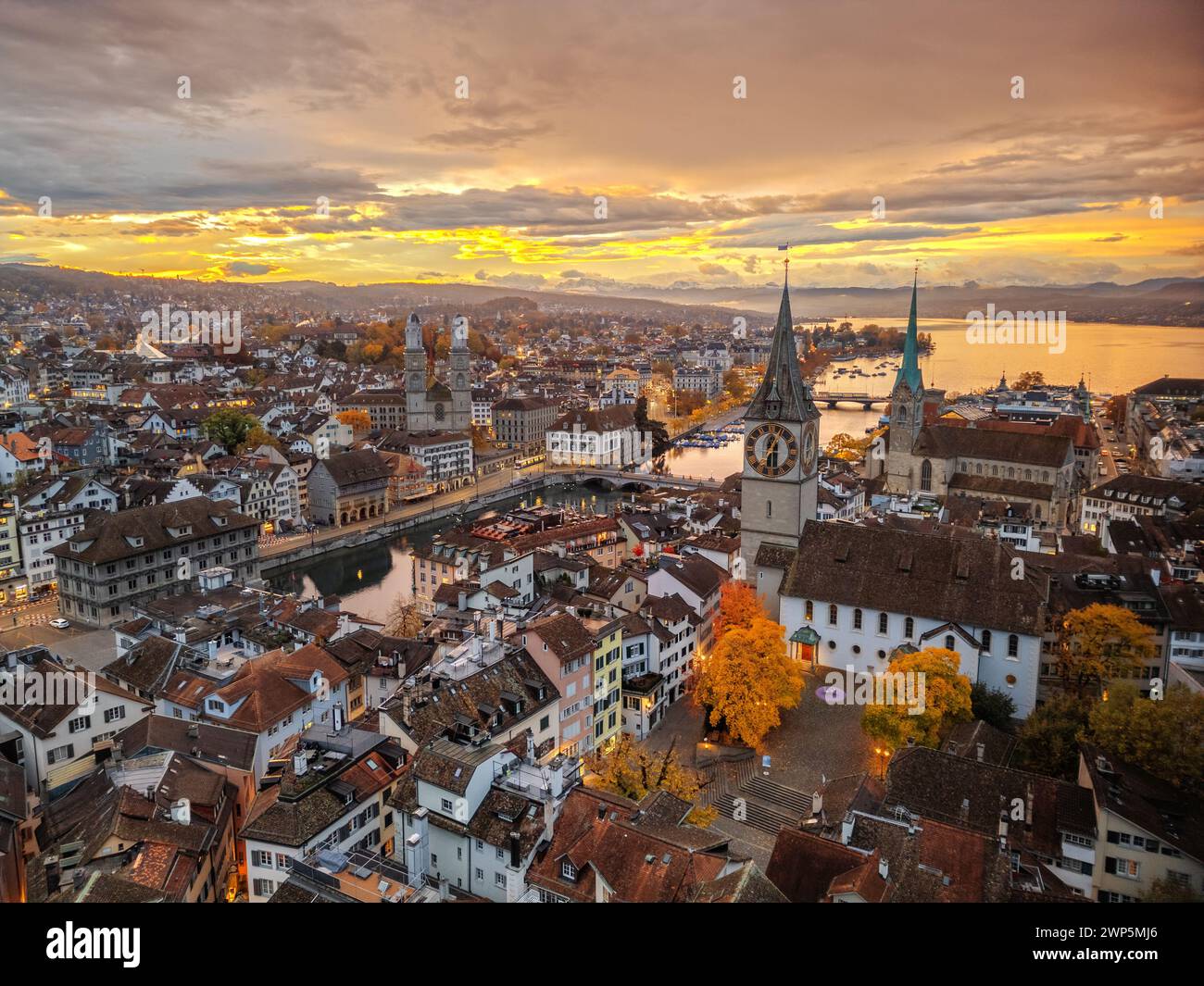 Die Skyline der Altstadt von Zürich über der Limmat an einem Herbstmorgen. Stockfoto