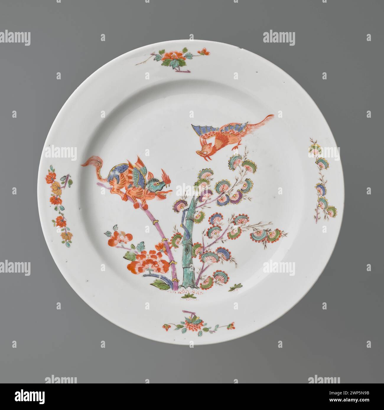Porzellanplatte aus der Königlichen Porzellanfabrik Meissen, um 1730, dekoriert mit stilisierten Drachen im europäischen Keramikstil. Stockfoto