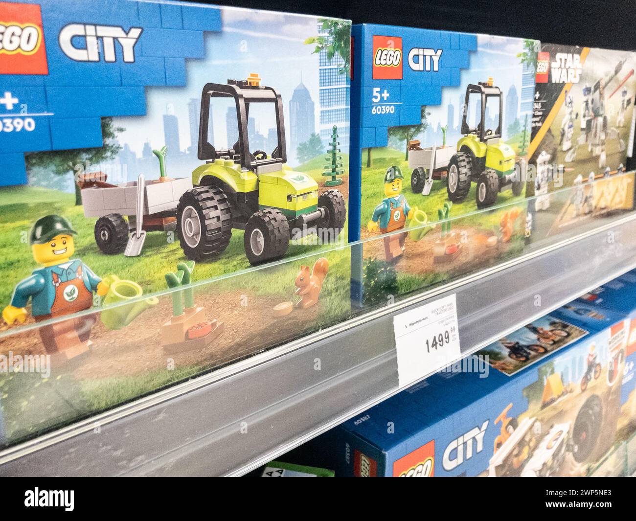 Bild einer lego-Box zum Verkauf in Belgrad, Serbien. Die LEGO Group ist ein dänisches Bauspielzeugunternehmen mit Sitz in Billund, Dänemark. IT-Handbuch Stockfoto