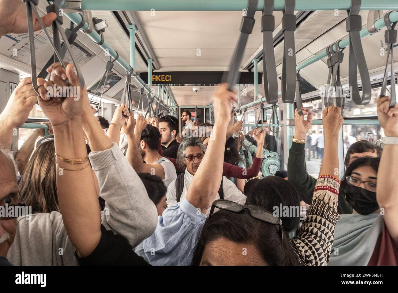 Bild des Innenraums einer Straßenbahn in istanbul, voll mit starkem Menschenverkehr, türkisch. Die Istanbul Tram ist ein modernes Straßenbahnsystem auf der europäischen Straße Stockfoto