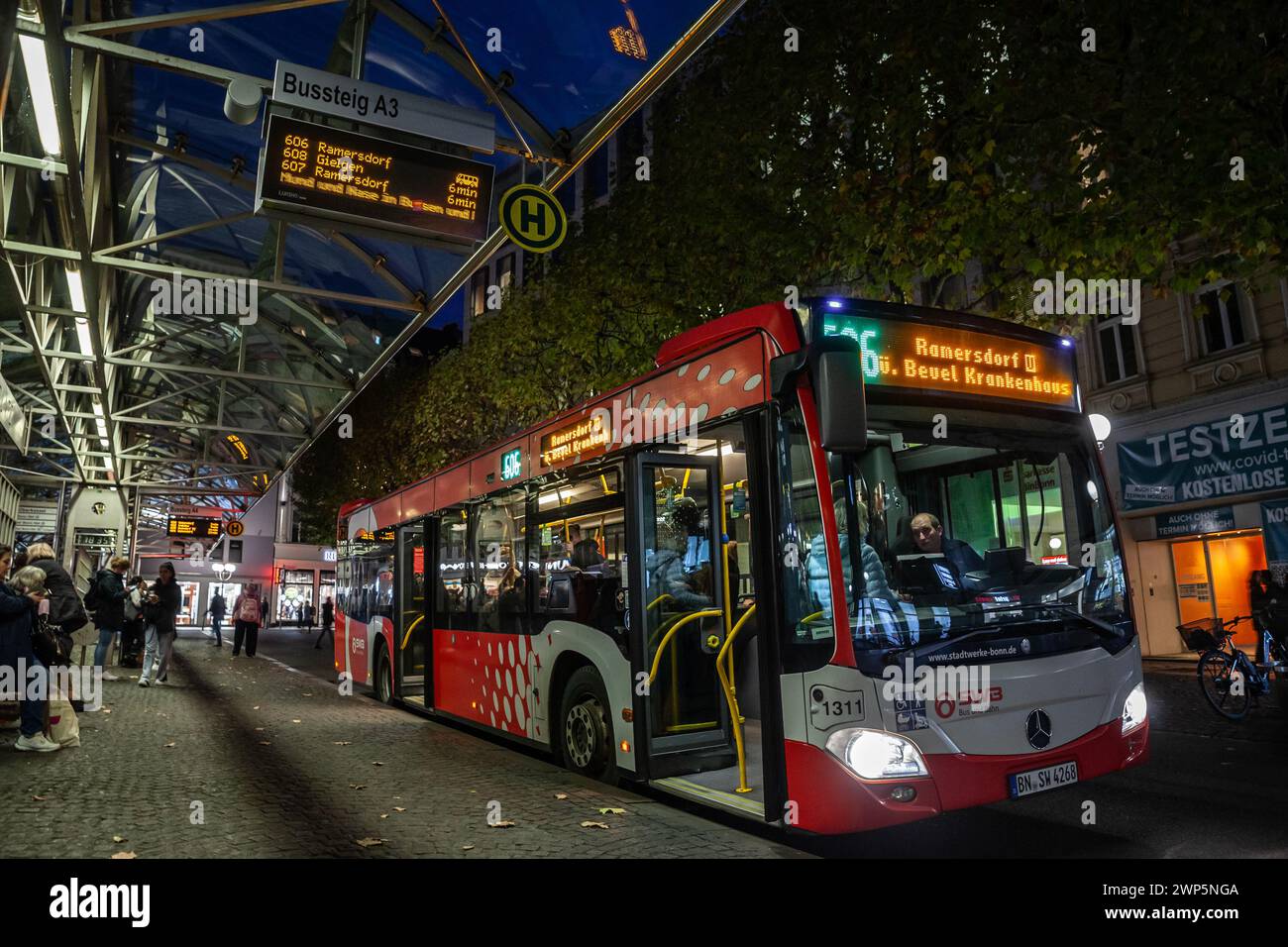 Bild eines SWB-Busses in Bonn, Deutschland. Die Stadtwerke Bonn (SWB) Bus und Bahn bietet öffentliche Verkehrsmittel in der Stadt Bonn an. Das o Stockfoto