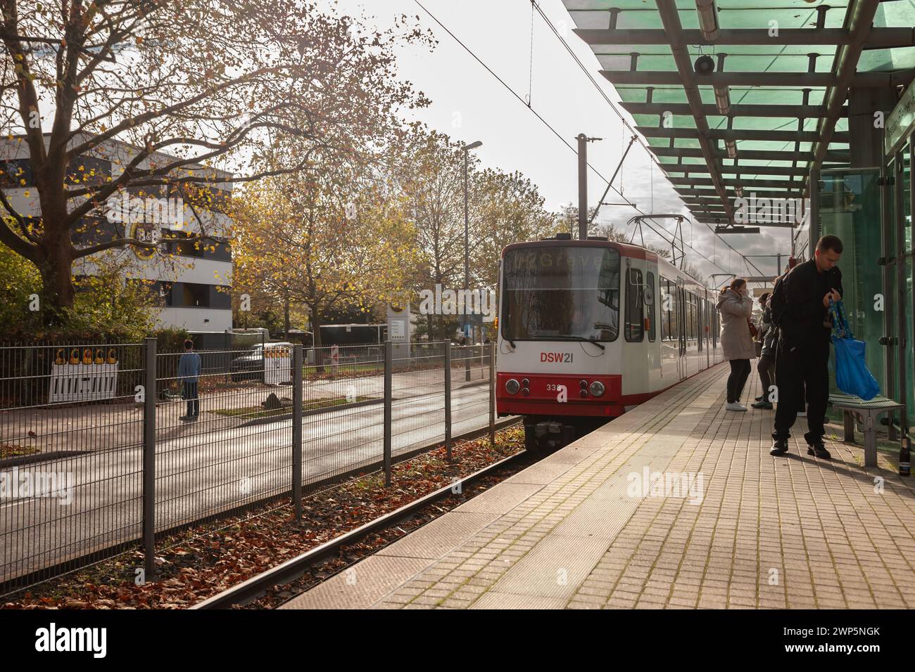 Bild eines Bahnhofs A des U-Bahnen-Netzes Dortmund, Stadtbahn Dortmund, mit einer abfahrbereiten Straßenbahn. Die Dortmunder Stadtbahn ist ein li Stockfoto