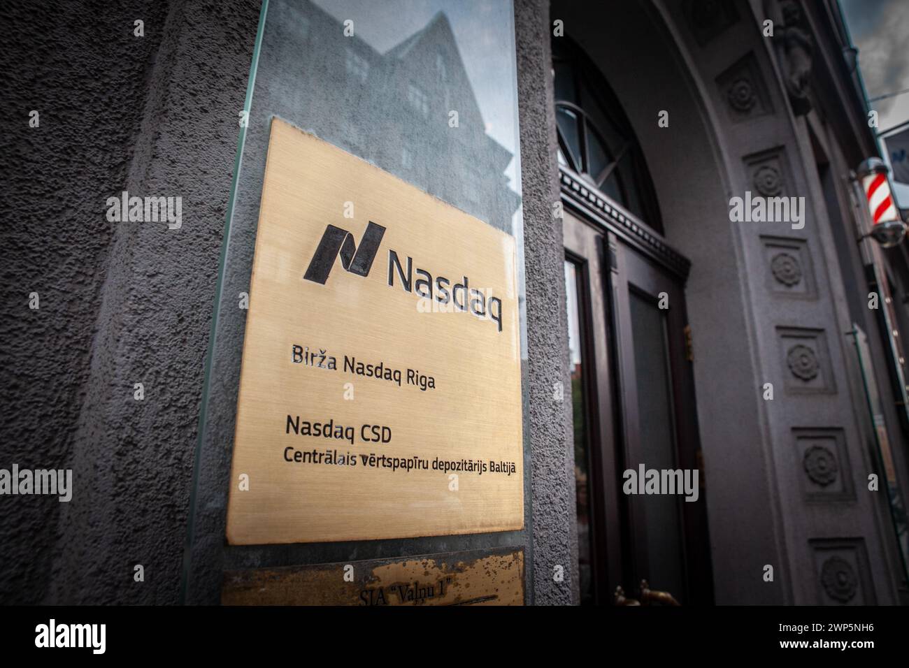 Bild des Nasdaq-Schildes im Rigaer Büro von Nasdaq. Der Nasdaq Stock Market ist eine US-amerikanische Börse mit Sitz in New York City. Es ist die meisten Akti Stockfoto