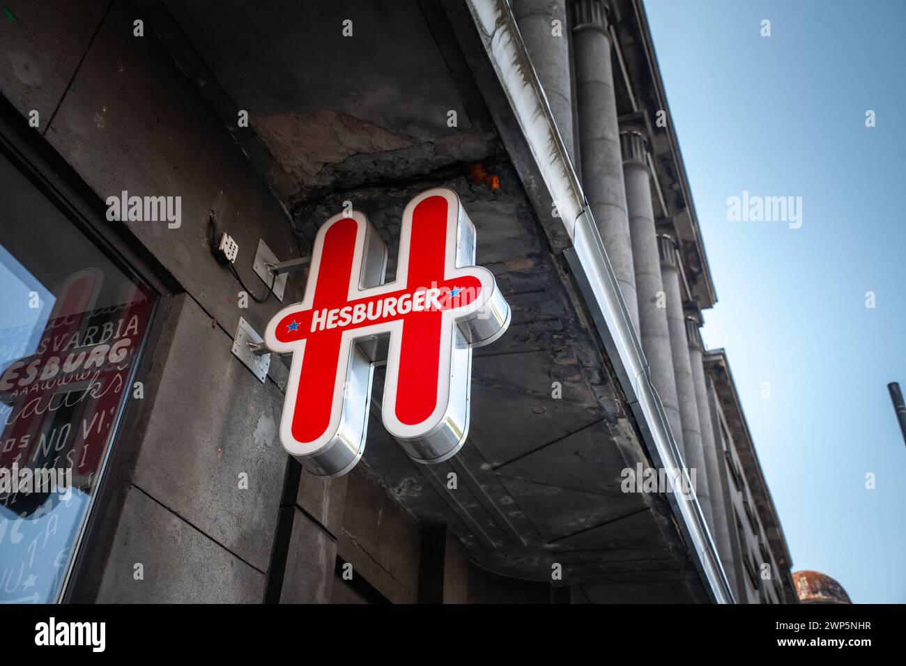 Bild eines Schildes mit dem Logo von Hesburger auf ihrem Restaurant für Riga, lettland. Hesburger ist eine Fast-Food-Kette mit Sitz in Turku, Finnland. Heute habe ich es Stockfoto