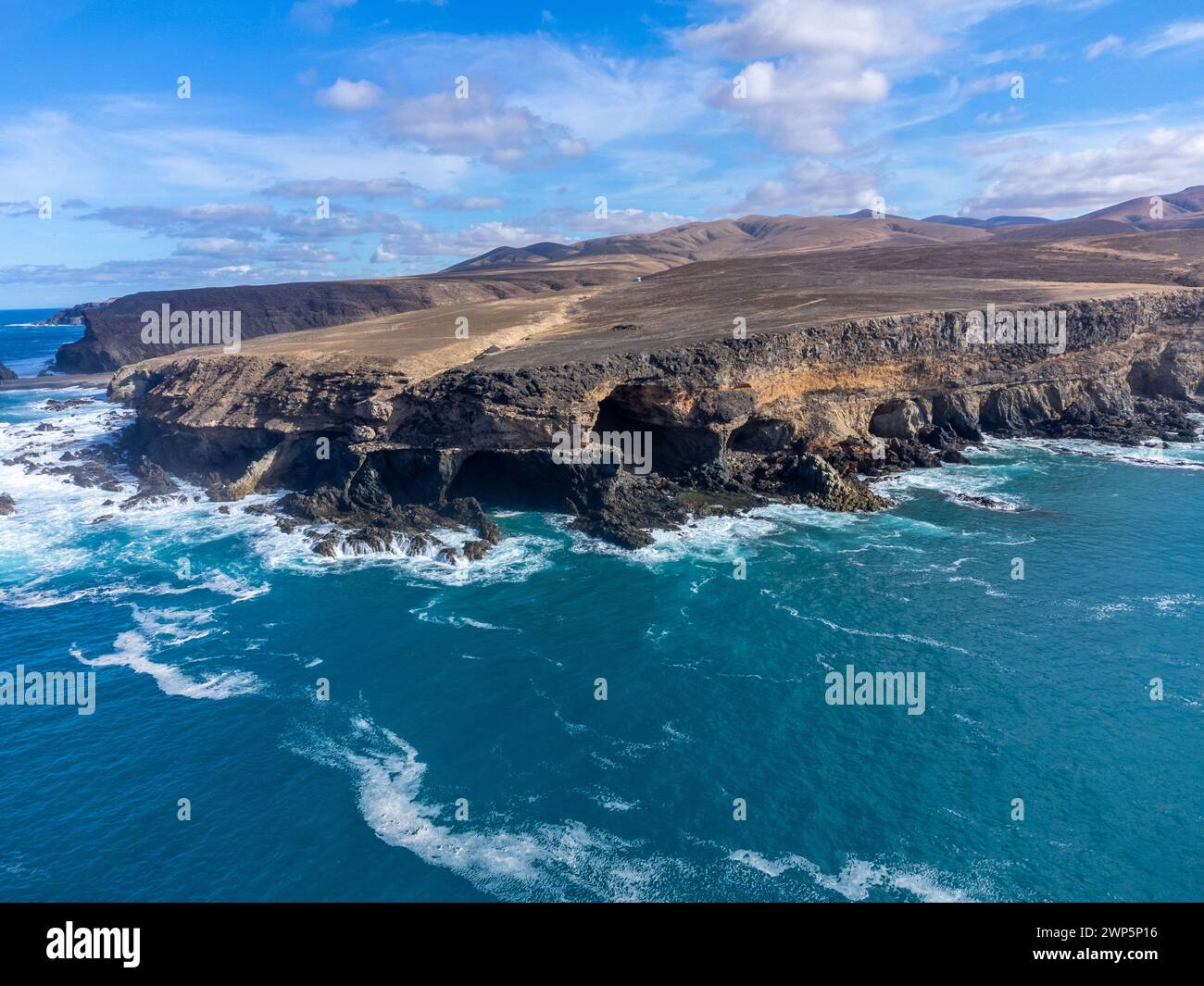 Westküste der Insel Fuerteventura. Blick auf blaues Wasser und schwarze vulkanische Höhlen des Dorfes Ajuy, Kanarische Inseln, Spanien. Stockfoto