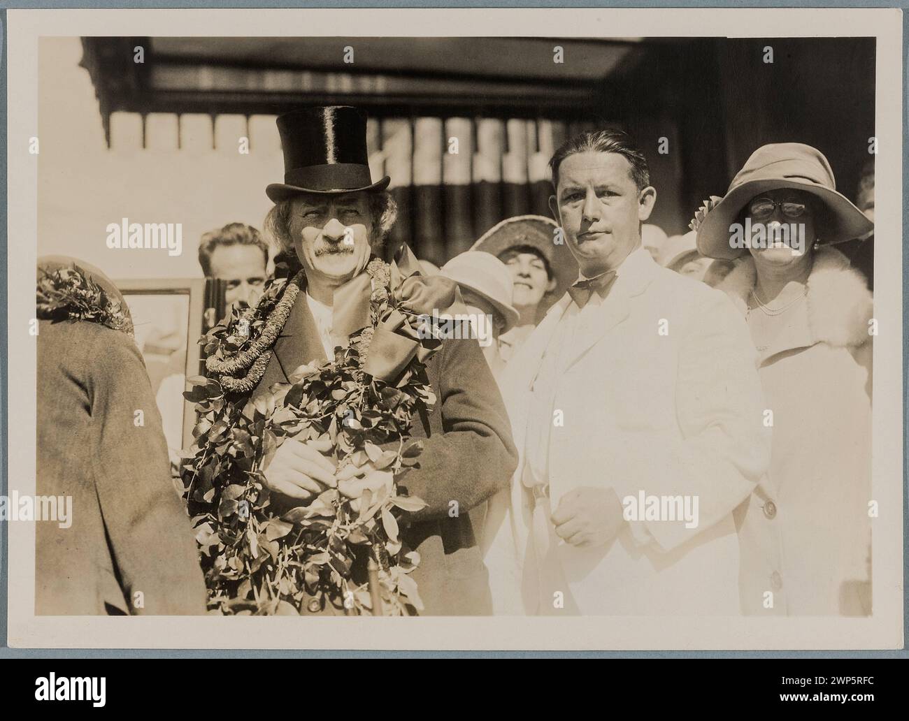 Foto von Ignacy Jan Paderewski am Bahnhof Paso Robles, dekoriert mit einem Lorbeerkranz im Jahr 1921, dokumentiert seine öffentliche Anerkennung und Kleidung. Stockfoto