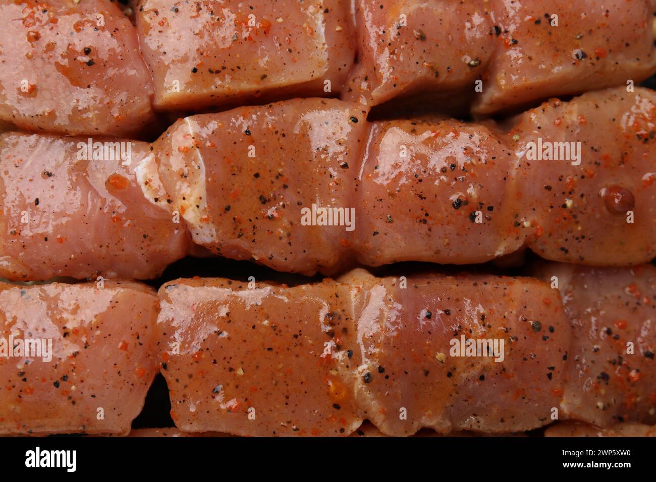 Schneiden Sie rohes mariniertes Fleisch als Hintergrund, Draufsicht Stockfoto