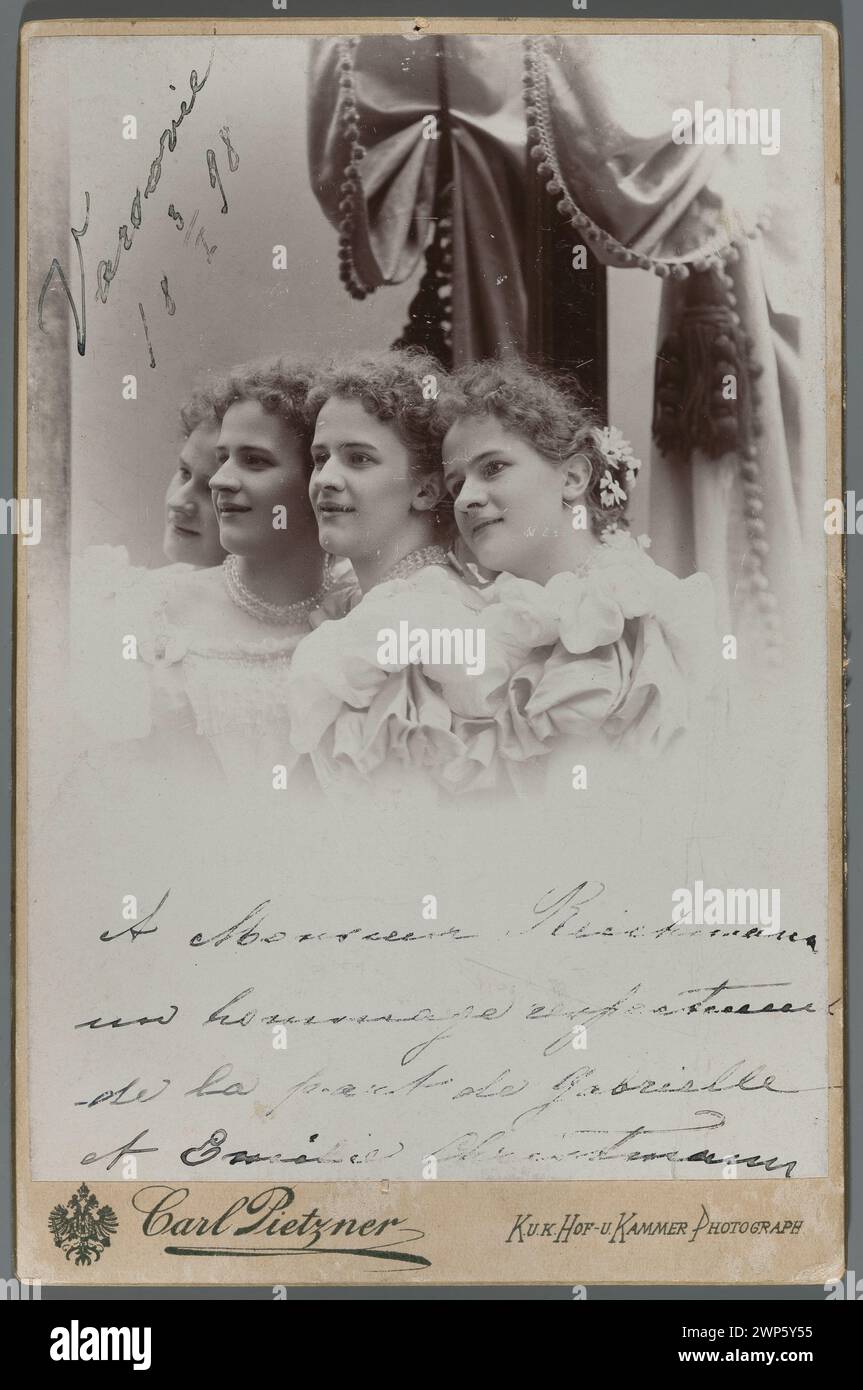 Porträt der Schwestern Emilie und Gabrielle Christmann, für Aleksander Rajchman vom 3. Januar 1898; Pietzner, Carl (1853-1927); um 1897 (1895-00-1898-00-00);Christmann, Emilie (FL. CA 1898), Christmann, Emilie (FL. CA 1898) - Widmung aus, Christmann, Emilie (Flow. CA 1898) - Ikonographie, christmann, Gabrielle (Flow. CA 1898), Christmann, Gabrielle (FL. CA 1898) - dedykacja od, Christmann, Gabrielle (fl. CA 1898) - ikonografia, Rajchman, Aleksander (1855-1915), Rajchman, Aleksander (1855-1915) - dedykacja dla, Rajchman, Aleksander (1855-1915) - Sammlung, Schmuck, Widmungen, o Stockfoto