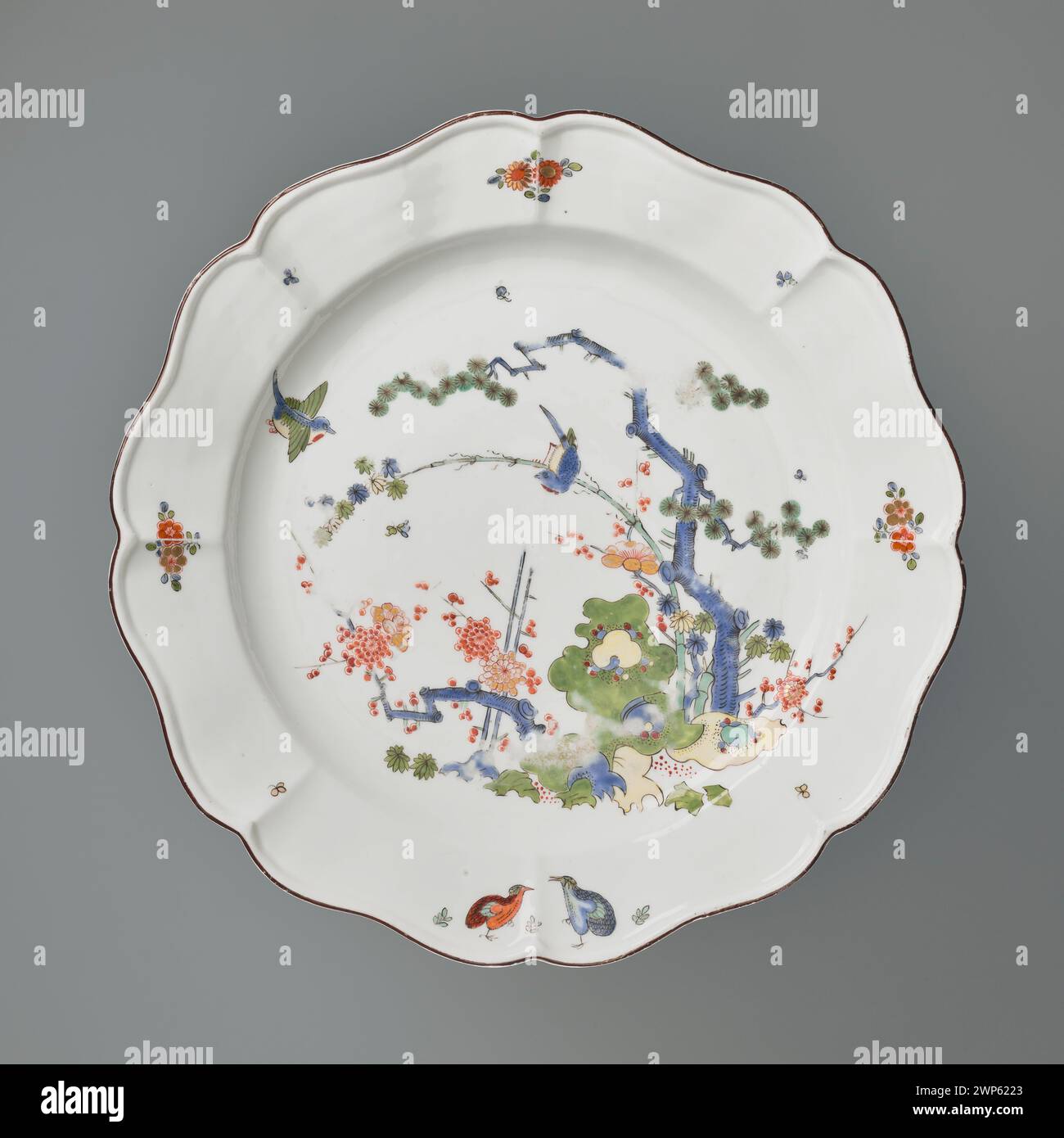 Porzellanplatte, die um 1735 in der Königlichen Porzellanmanufaktur Meißen hergestellt wurde, mit typisch europäischem Porzellandesign des 18. Jahrhunderts. Stockfoto