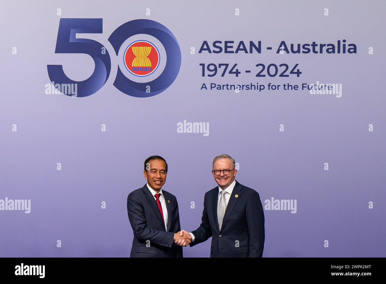 (L-R) Präsident der Republik Indonesien, Joko Widodo, und Premierminister von Australien, Anthony Albanese, schütteln die Hände während des ASEAN Australia Special Summit Arrival and Official Family Photo Event in Melbourne. Premierminister von Australien, Anthony Albanese, begrüßte die Ankunft der Führer der Vereinigung südostasiatischer Nationen und posierte für Fotos auf dem ASEAN Australia Special Summit. Auf dem dreitägigen Sondergipfel wird das 50. Jubiläum der Beziehungen zwischen ASEAN und Australien begangen, an dem Hunderte von Beamten und Führungspersönlichkeiten zu einem Gipfel zusammentreffen. (Foto: George Chan/S Stockfoto