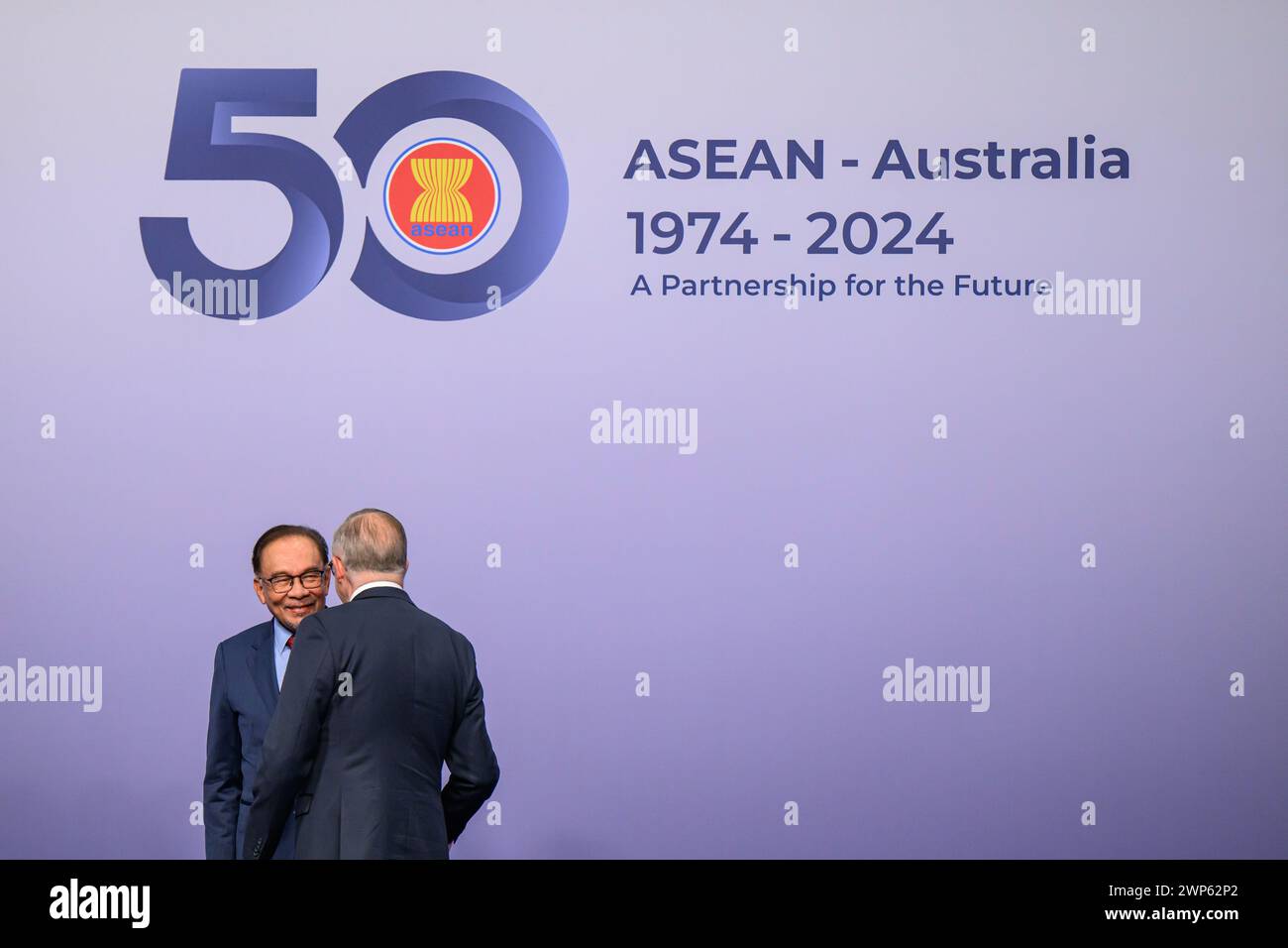 (L-R) Premierminister von Malaysia, Anwar Ibrahim, und Premierminister von Australien, Anthony Albanese, haben sich während des ASEAN Australia Special Summit Arrival and Official Family Photo Event in Melbourne unterhalten. Premierminister von Australien, Anthony Albanese, begrüßte die Ankunft der Führer der Vereinigung südostasiatischer Nationen und posierte für Fotos auf dem ASEAN Australia Special Summit. Auf dem dreitägigen Sondergipfel wird das 50. Jubiläum der Beziehungen zwischen ASEAN und Australien begangen, an dem Hunderte von Beamten und Führungspersönlichkeiten zu einem Gipfel zusammentreffen. (Foto: George Chan/SOPA Imag Stockfoto