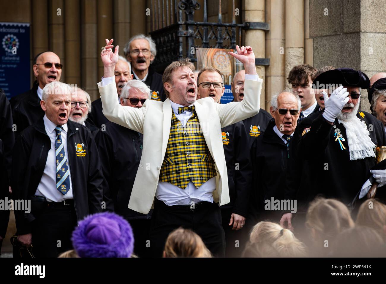 Truro, Großbritannien. März 2024. Russell Pascoe, musikalischer Leiter des City of Truro Male Choir, führt seinen Chor und die Menge in einer Darbietung der kornischen Hymne Trelawny an, um den St. Piran's Day zu beenden. Quelle: Kai Greet/Alamy Live News. Stockfoto