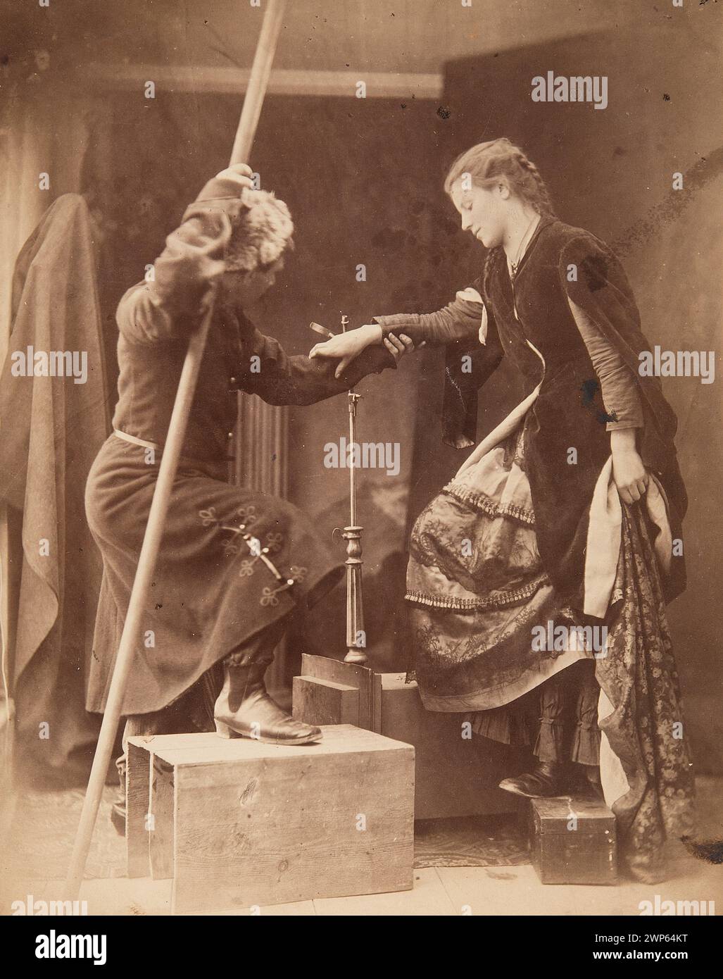 Foto eines männlichen und weiblichen Models in polnischen historischen Kostümen, die um 1870–1875 in einem Atelier für Kazimierz Alchimowicz's Gemälde posierten. Stockfoto