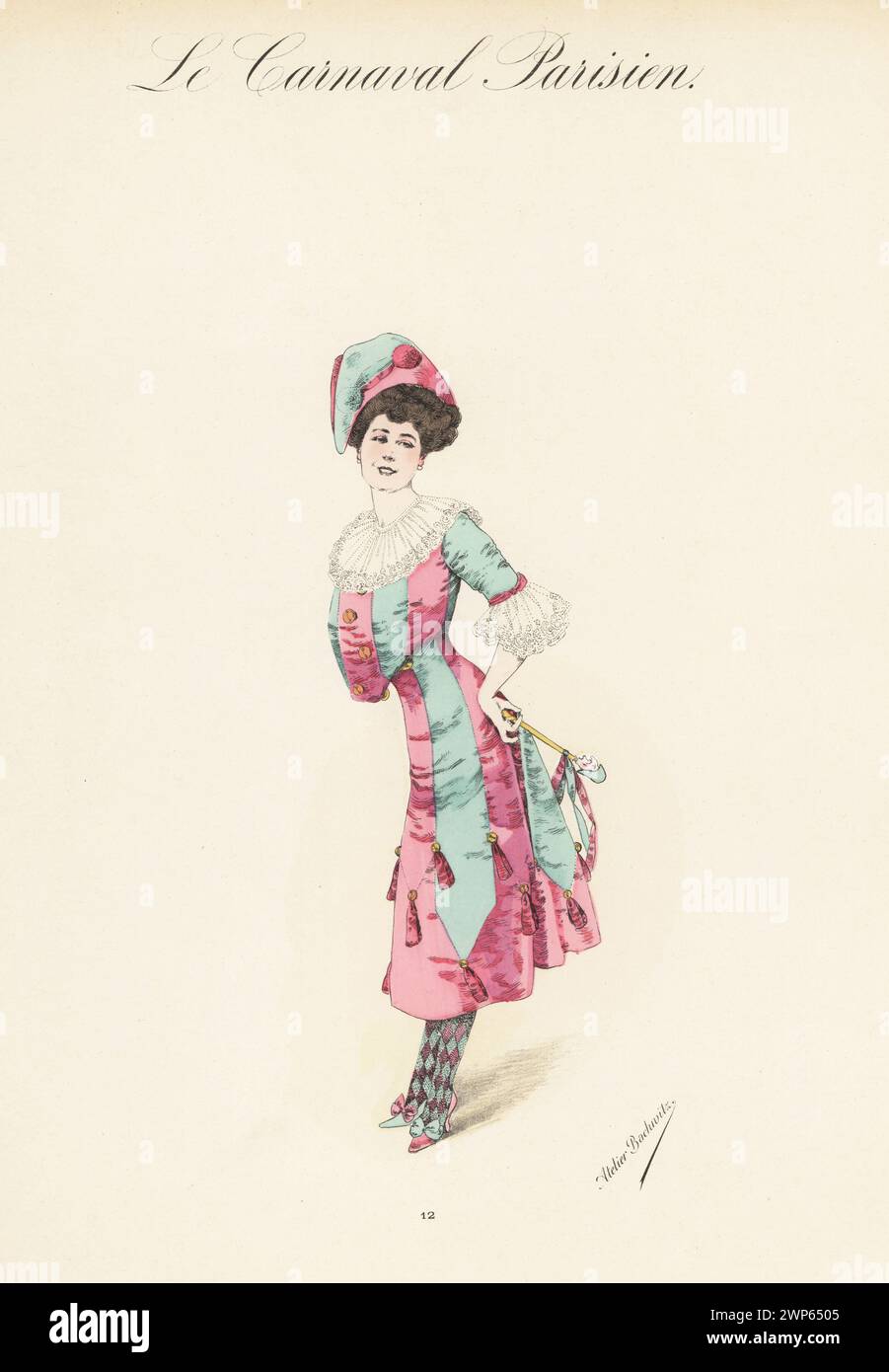 Frau im Kostümkostüm von Harlequin oder Arlecchino von der Commedia dell'Arte. In rosafarbener und türkisfarbener, gestreifter Kapuze und Kleid, Rüschenkragen, karierten Strümpfen, die einen Marotte halten. Schaufensterpuppe. Handkolorierte Lithographie von Atelier Bachwitz aus Le Carnaval Parisien (Pariser Karneval), Atelier Bachwitz AG, Wien, 1925. Stockfoto