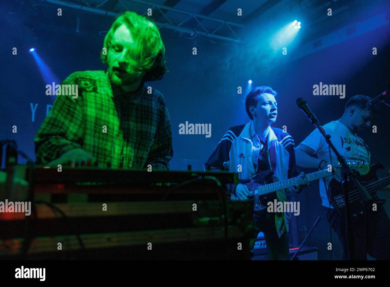 Harry Appleby, Tom Beeston, Liam Short von nervösen Pillen, die live auf der Bühne in den Yellow Arch Studios auftreten. Stockfoto