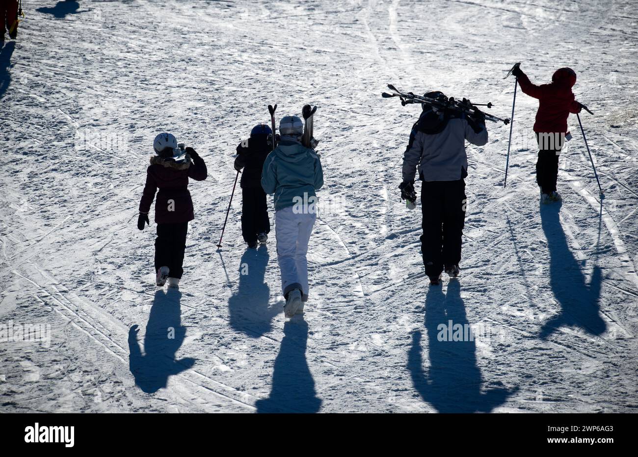 Familienspaziergang zu den Skiliften im Skigebiet Gunstock Mountain am Lake Winnipesaukee in Gilford, New Hampshire, USA. 101 Meilen (163 km) nördlich von Boston, Massachusetts. Stockfoto