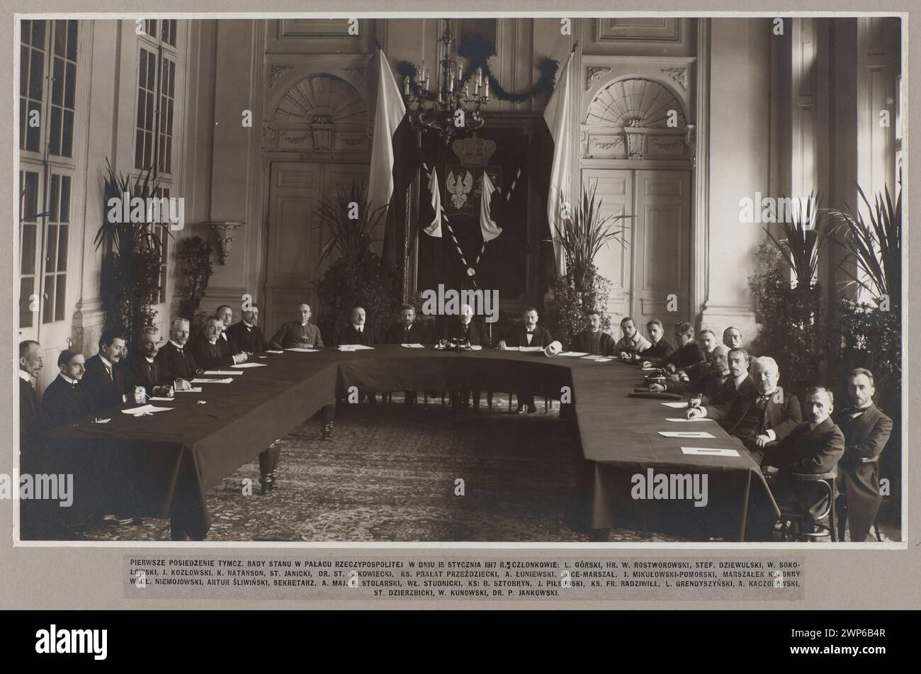 Das erste Treffen des Provisorischen Staatsrats in der Pału der Republik Polen am 15. Januar 1917, CZ Oncles: L. Górski, HR. W. Rostworowski, Stef. Dziewulski, W. Sok Śok, J. Koz Łowski, K. Natanson, St. Janicki, dr. St. Bukowiecki, Vater Pra IN. Studnicki, Vater B. Sztobryn, J. Pi Sudski, Vater P. Radziwi, L. Grendyszy, A. Kaczorowski, St. Dzierzbicki, W. Kunowski, dr. P. Jankowski [Album 'Sitzung des vorläufigen Staatsrats am 15. Januar 1917']; Saryusz-Wolski, WAC AW (1870-1933); 15.01.1917 (1917-00-00-1917-00); vorübergehender Staatsrat im Königreich Polen ( Stockfoto