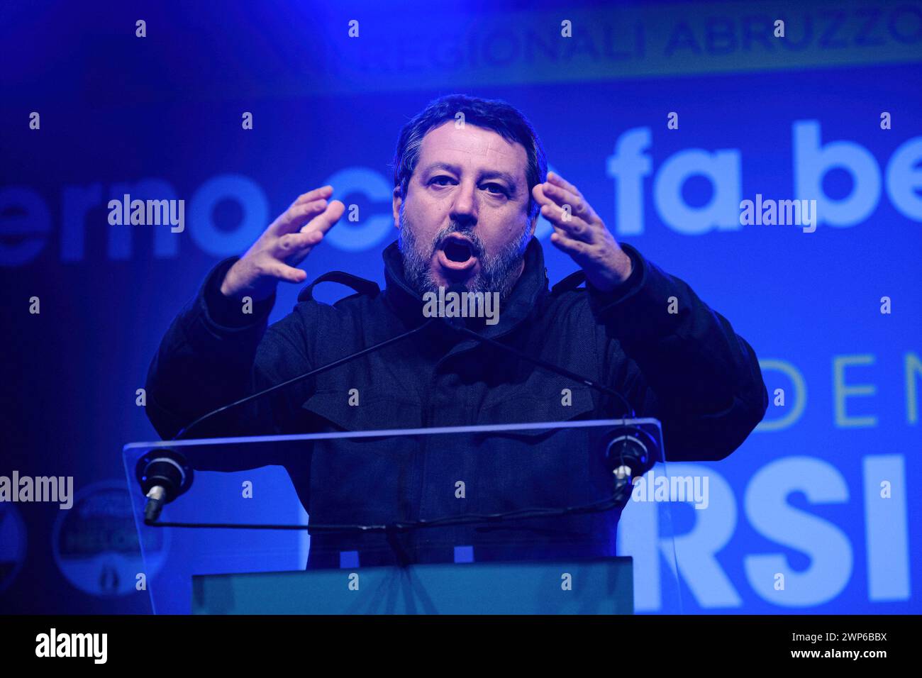 Pescara, Italien. März 2024. Matteo Salvini spricht während einer Wahlkundgebung für die Abruzzen-Regionalwahlen in Pescara zur Unterstützung von Marco Marsilio. Quelle: SOPA Images Limited/Alamy Live News Stockfoto