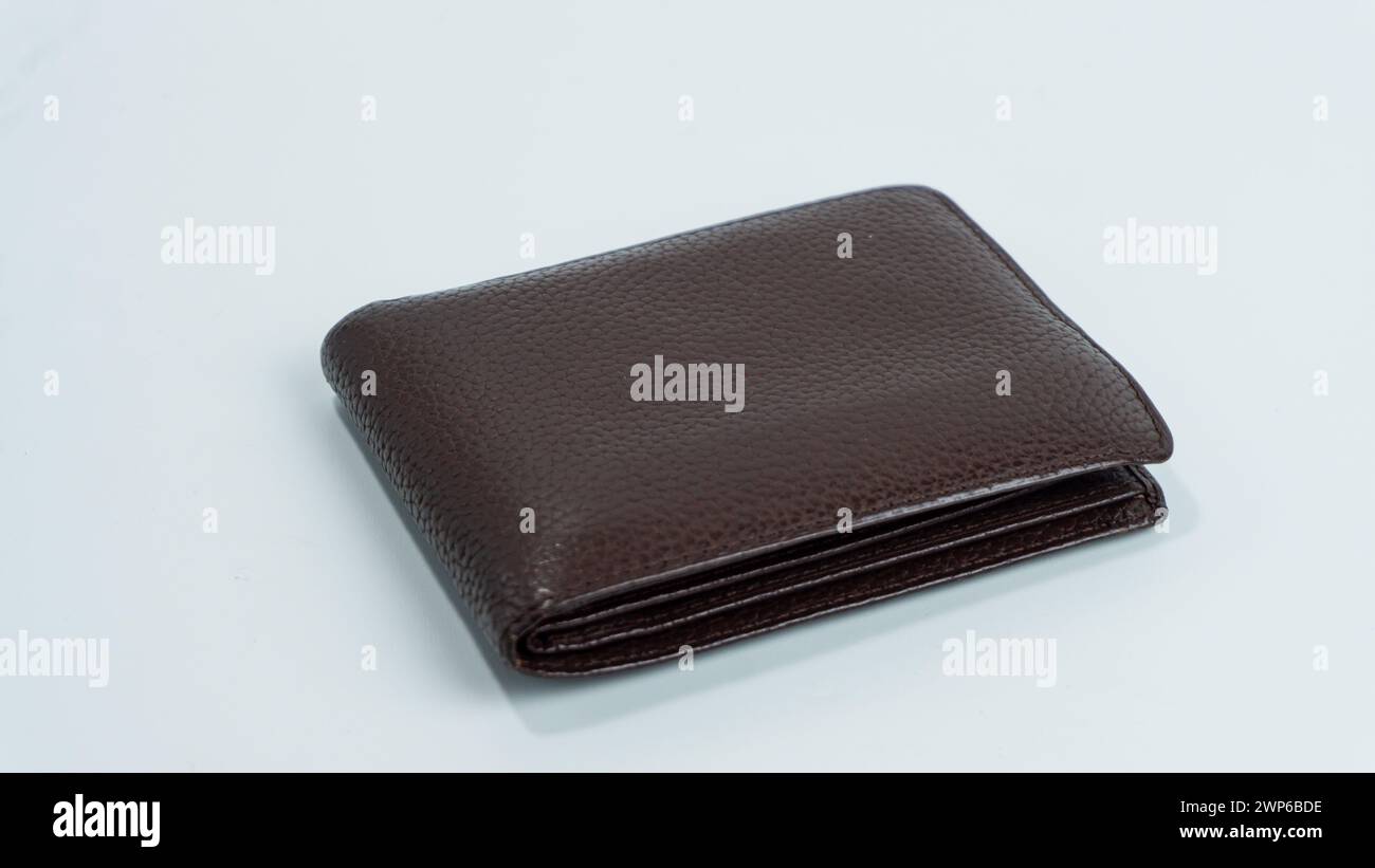 Braune Geldbörse mit Lederstruktur isoliert auf weißem Hintergrund Stockfoto