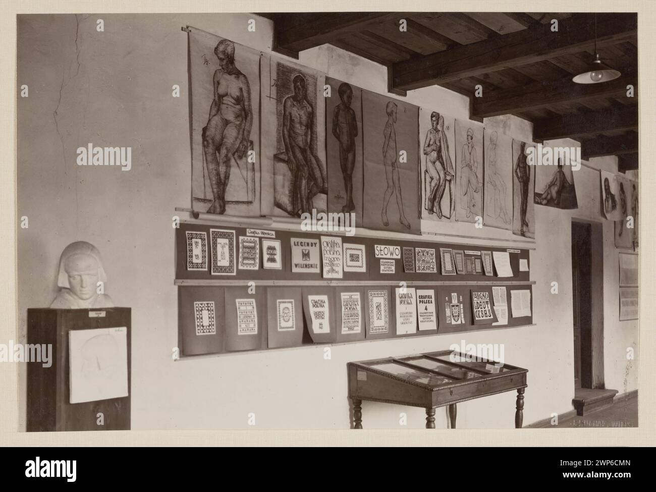 Jährliche Studentenausstellung von Grafik- und Zeichenstudios an der Fakultät für Bildende Künste in Vilnius, kuratiert von Jan Bułhak um 1926, präsentiert Grafik- und Zeichenwerke. Stockfoto