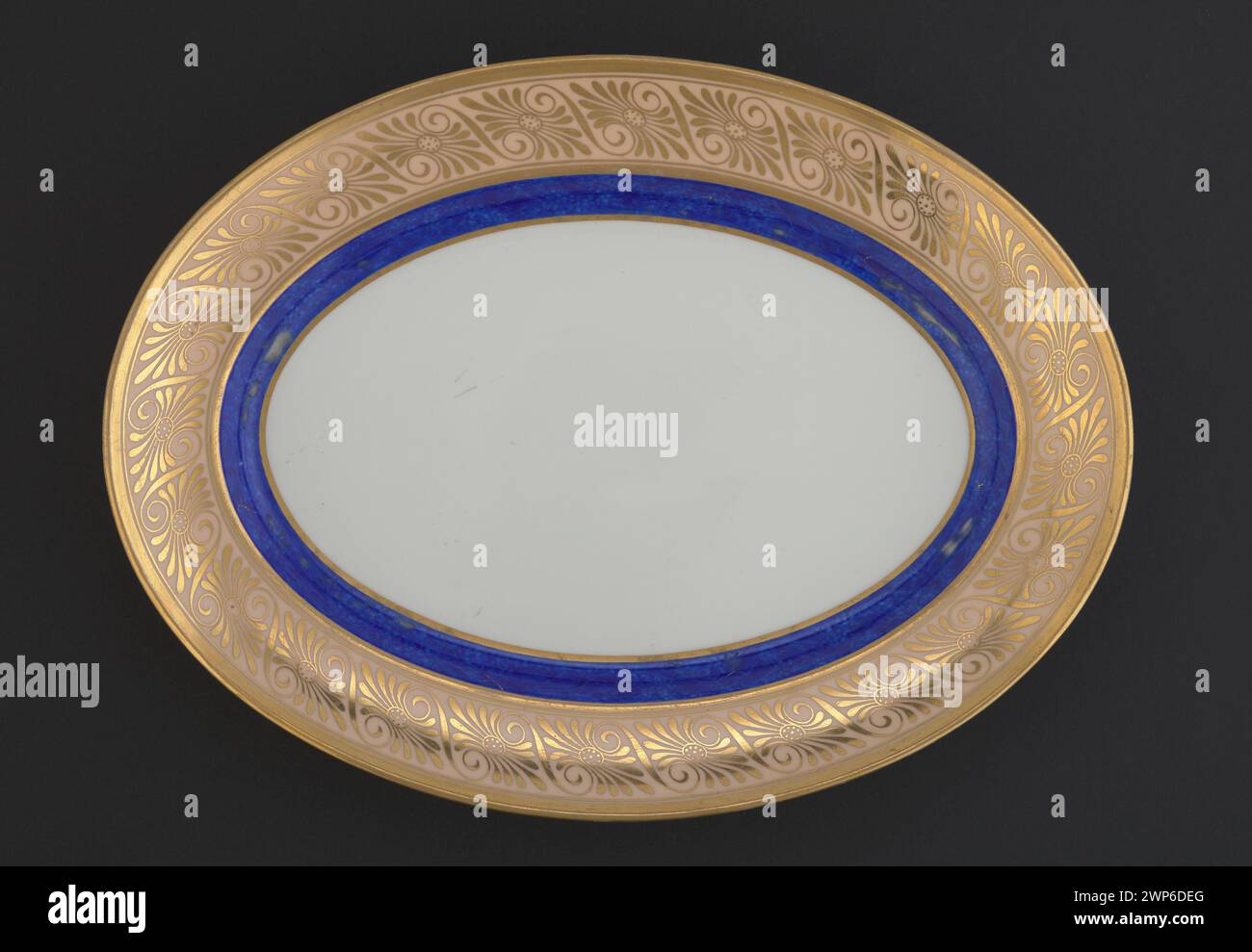 Halbtickplatte aus Porzellan aus der Mitte des 19. Jahrhunderts, hergestellt von KPM in Berlin, mit dekorativen Motiven und handwerklicher Handwerkskunst, die für diese Zeit typisch sind. Stockfoto
