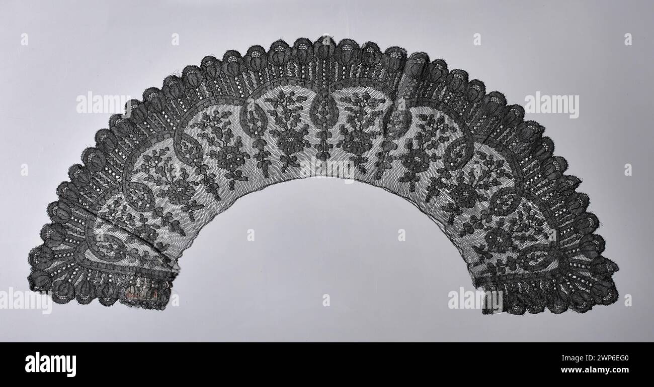 Eine Chantilly-Spitze aus der Sammlung von Julia Rostocka aus dem späten 19. Jahrhundert mit floralen Ornamenten, die als Geschenk aufbewahrt wurden. Stockfoto