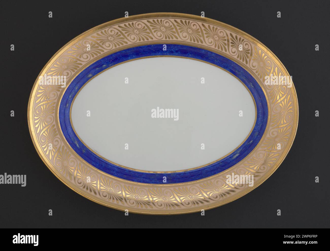 Porzellan-Halbtickplatte, die von der KPM Berlin zwischen 1832 und 1850 hergestellt wurde und die deutsche Porzellangestaltung und Dekorationstechnik der Mitte des 19. Jahrhunderts widerspiegelt. Stockfoto