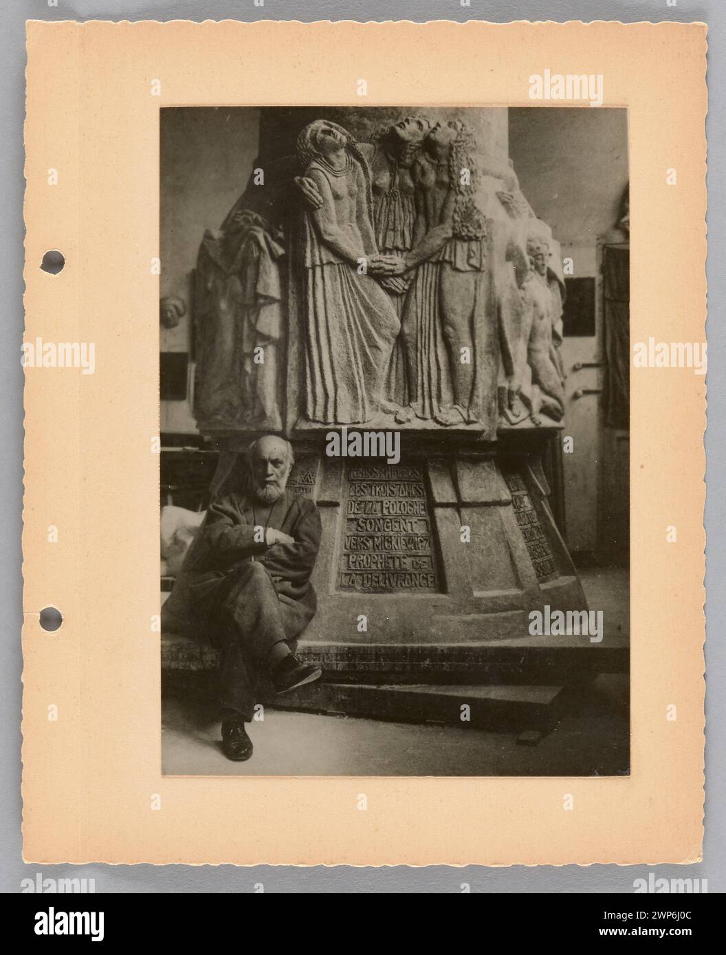 Sockel des Adam-Mickiewicz-Denkmals im Atelier mit dem Bildhauer Emile Antoine Bourdelle, der vor 1929 fotografiert wurde. Stockfoto