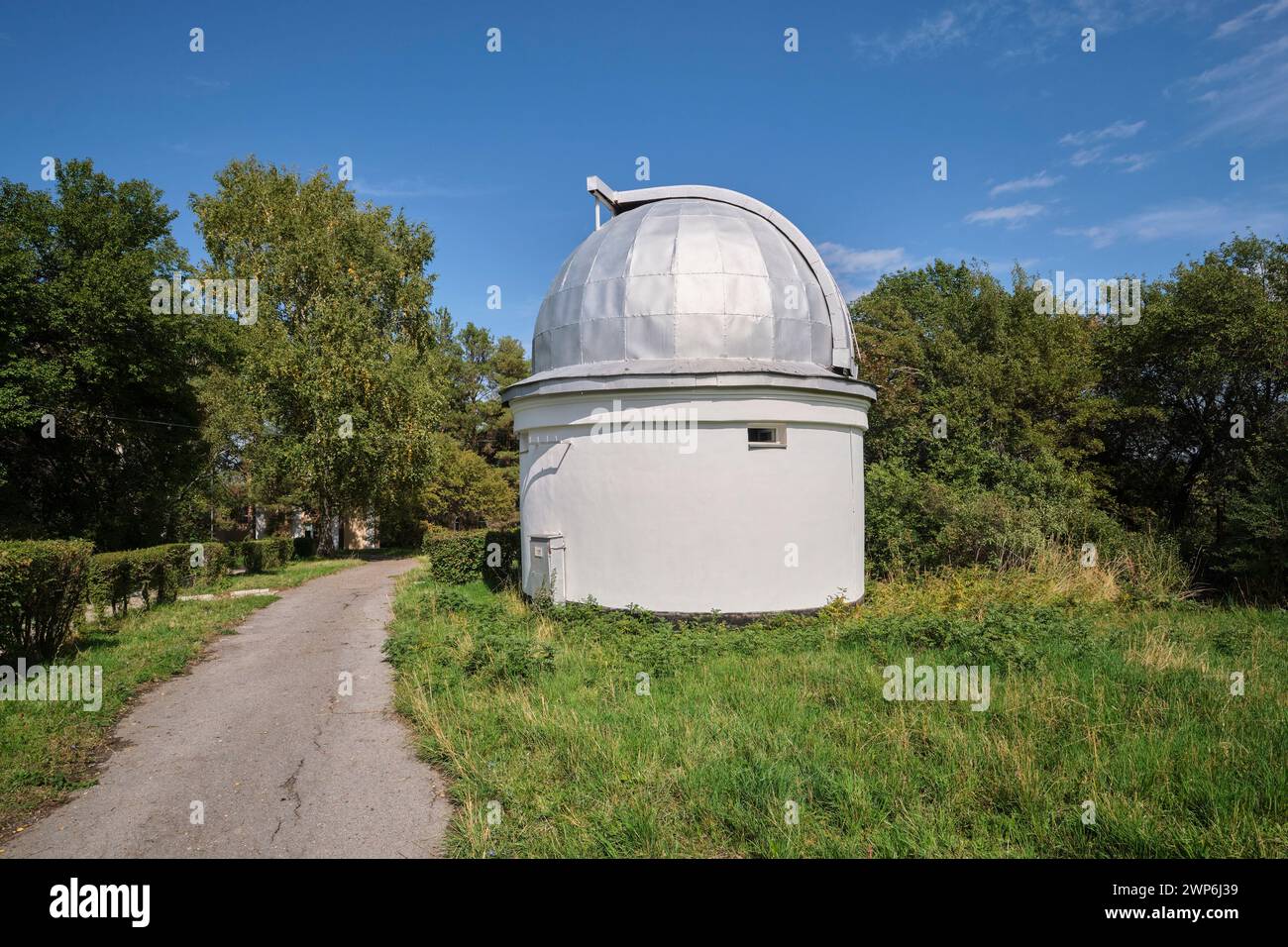 Außenansicht eines der kleinen, weißen Observatoriumsgebäude. Am Astronomischen Observatorium auf dem Hügel des Astrophysikalischen Instituts Fesenkov Stockfoto