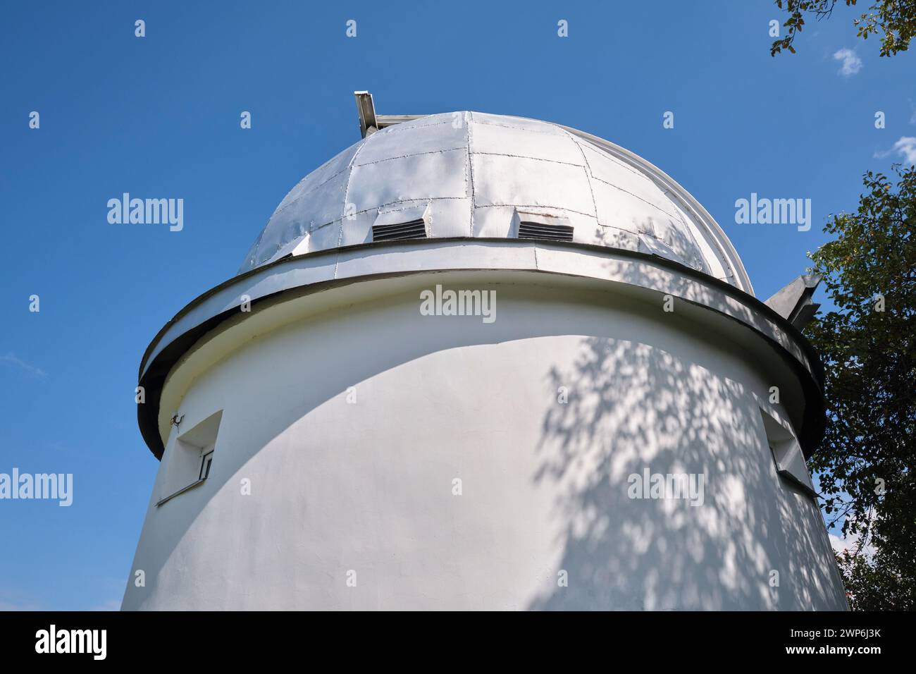Außenansicht eines der kleinen, weißen Observatoriumsgebäude. Am Astronomischen Observatorium auf dem Hügel des Astrophysikalischen Instituts Fesenkov Stockfoto