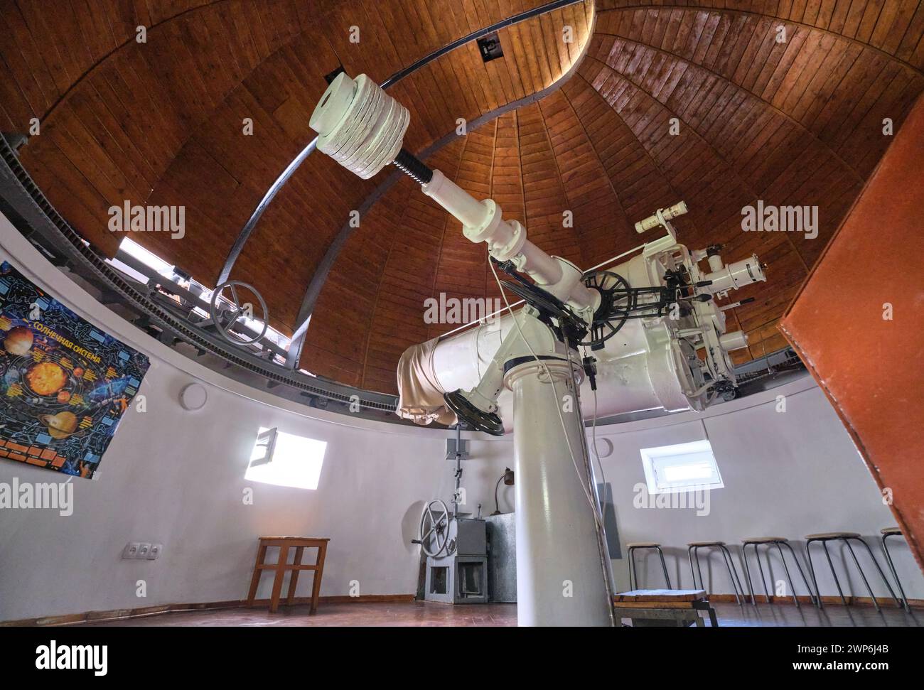 Innenansicht der Beobachtung, Kuppelraum mit großem Teleskop. Am Astronomischen Observatoriumsberg-Komplex des Astrophysikalischen insti Fesenkov Stockfoto