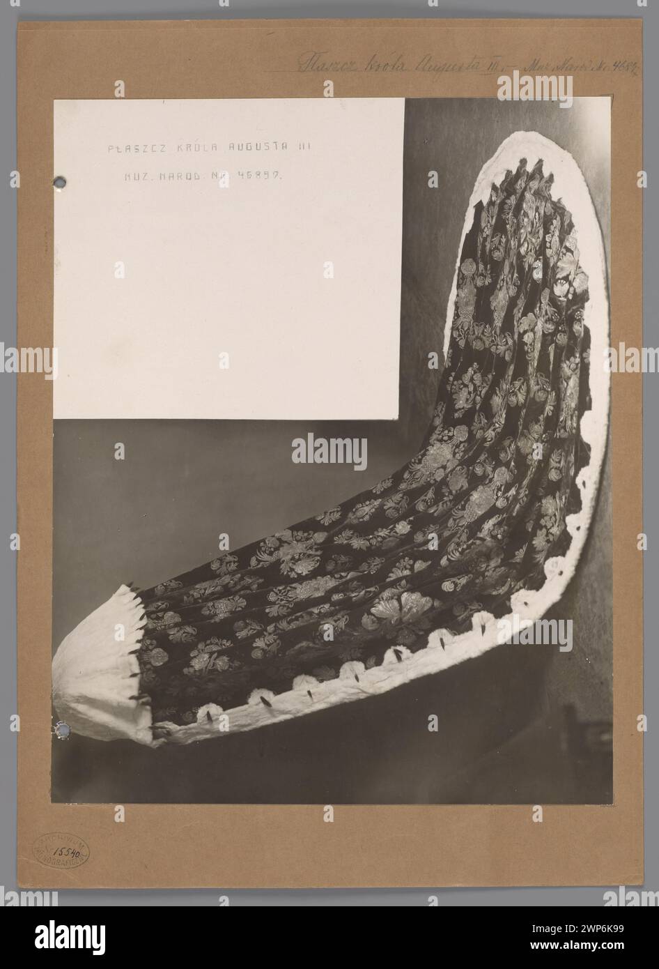 Seitenansicht der Krönung von König August III. Im Jahr 1925 mit zeremonieller Kleidung, Krone, Thron und Teilnehmern während der offiziellen Veranstaltung in Warschau. Stockfoto