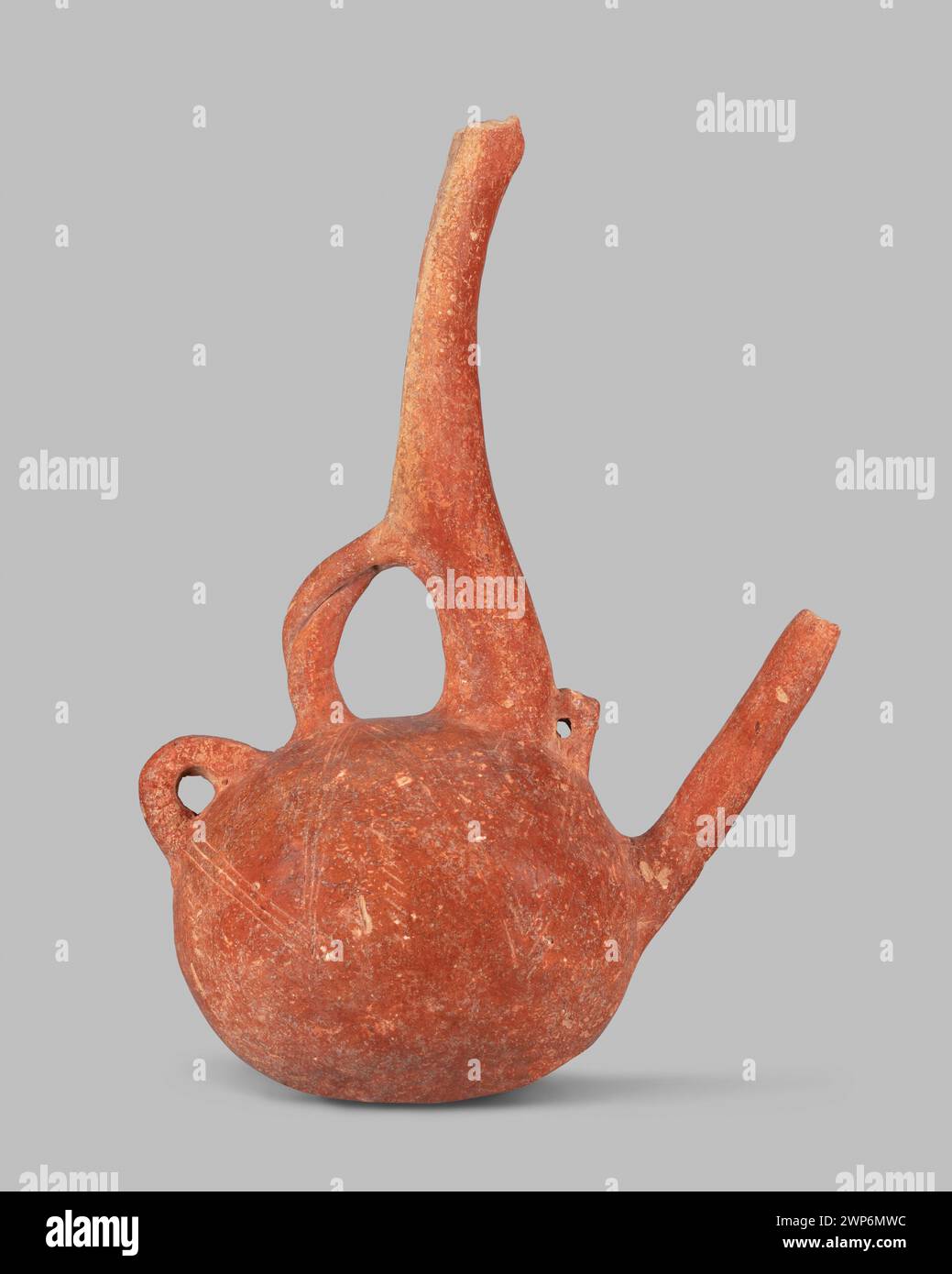 Zypriotische Kanne aus dem Jahr 2000-1800 v. Chr. mit ritueller Dekoration, die einer unbekannten Werkstatt zugeschrieben wird, die in den Sammlungen Cesnoli, Działyńska und Działyński auf Zypern stattfand. Stockfoto