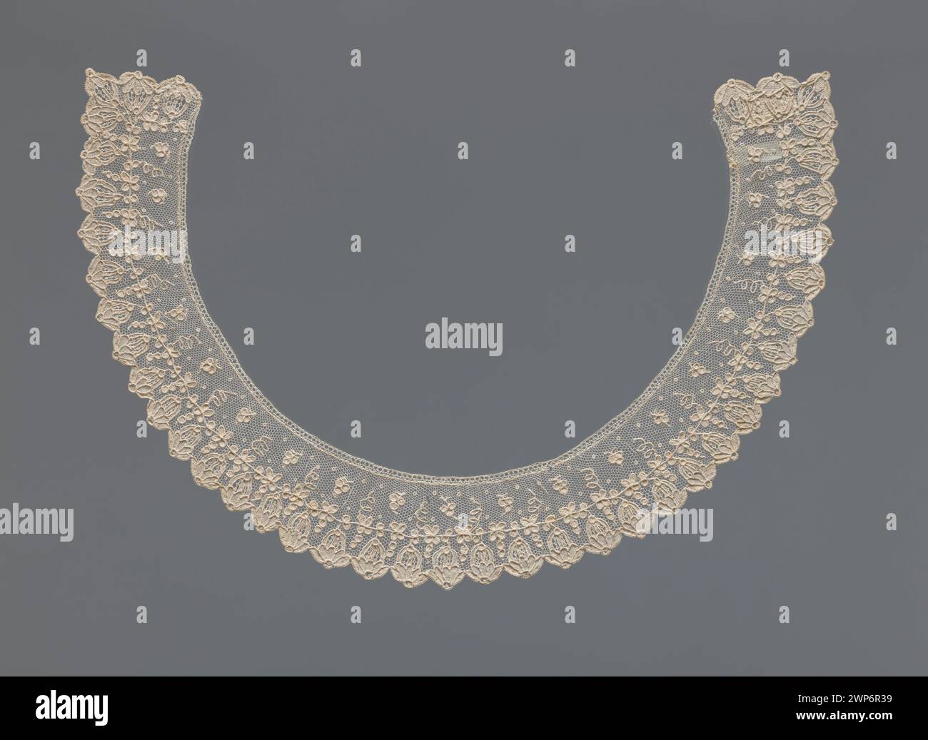 Dieser Kragen aus feiner Spitze aus dem 19. Jahrhundert ist ein Beispiel für die Modetrends der Epoche. Er zeichnet sich durch raffinierte Designs und komplizierte Details aus, die oft als Statement-Accessoire getragen werden. Stockfoto