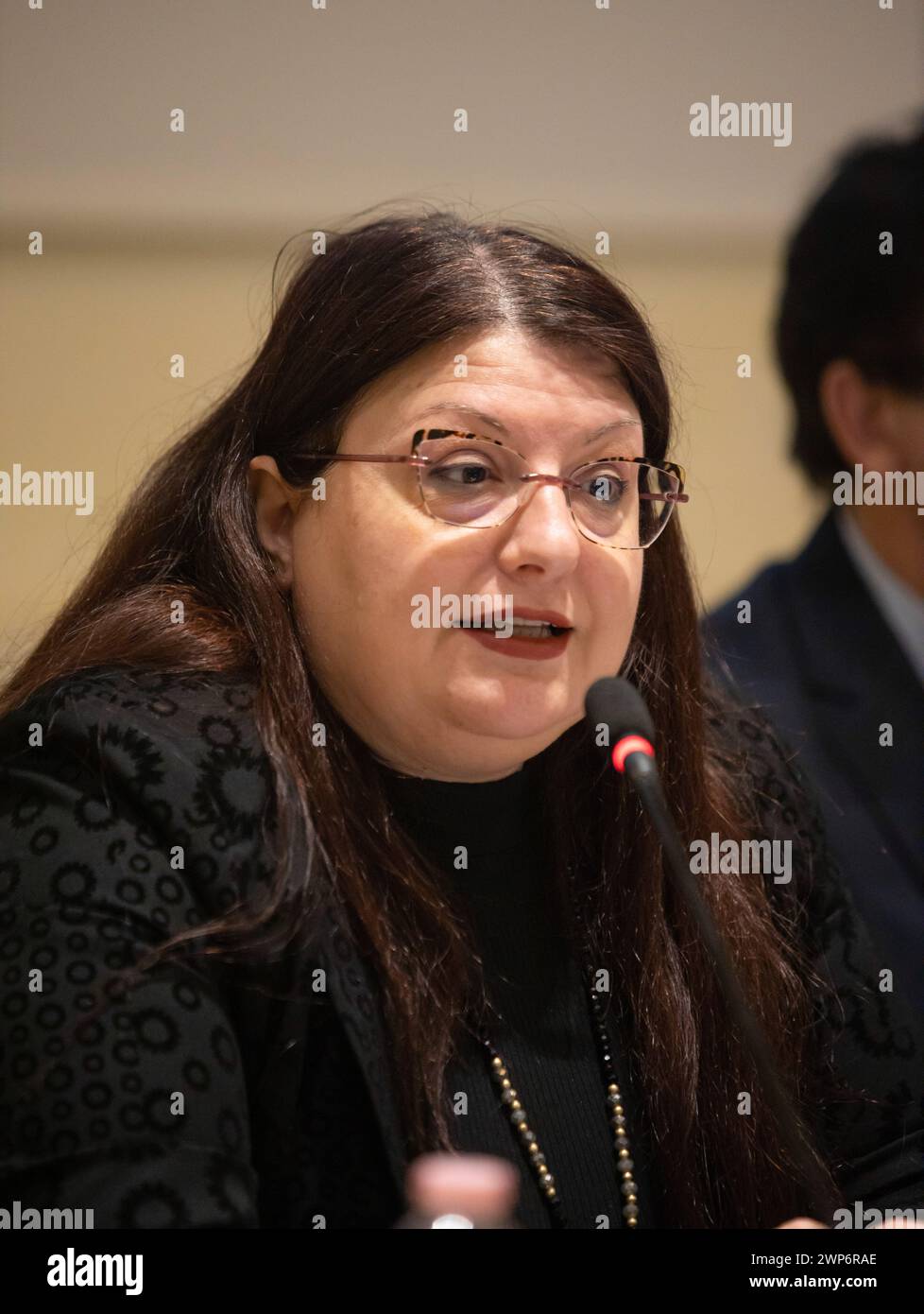 Rom, Italien. März 2024. Senatorin Cinzia Pellegrino, spricht bei einem Treffen. Anlässlich des Internationalen Frauentages nahmen italienische Senatoren und Mitglieder der Abgeordnetenkammer an einer Konferenz im italienischen Senat Santa Maria im Aquino-Institut Teil. Die Konferenz mit dem Titel Iran: Ein demokratischer Aufstand für Freiheit, für Frieden im Nahen Osten und Frauenrechte. Sie sprachen über die Lage im Iran und die Notwendigkeit, dass Europa eine entschlossene Politik gegenüber à der Unterdrückung des iranischen Regimes im eigenen Land und dem Terrorismus und der Kriegshetzerei im Ausland verfolgen muss. Quelle: SOPA Images Limited/Alamy Live News Stockfoto