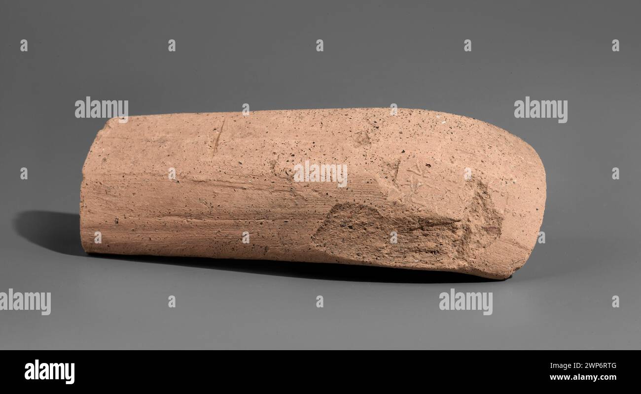 Ein Amphorenfragment aus Myrmekion (um 250-205 v. Chr.) mit synopischen Stempeln, patronymischen Inschriften, Stempeln von Laster und Prora-Ikonographie. Ausgrabungen in polnischen archäologischen Stätten, die hellenistische Keramikpraxis veranschaulichen. Stockfoto
