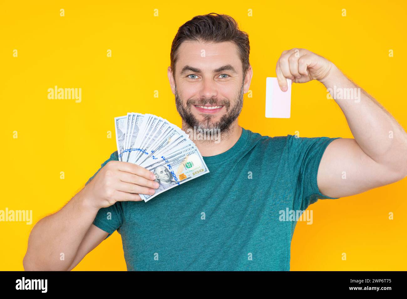 Mann mit Bargeld. Dollar-Banknoten. Porträt eines Mannes, der einen Haufen Geldscheine in der Hand hat. Dollarscheine, Kredit, Online-Banking. Ein reicher Mann zeigt auf ihn Stockfoto