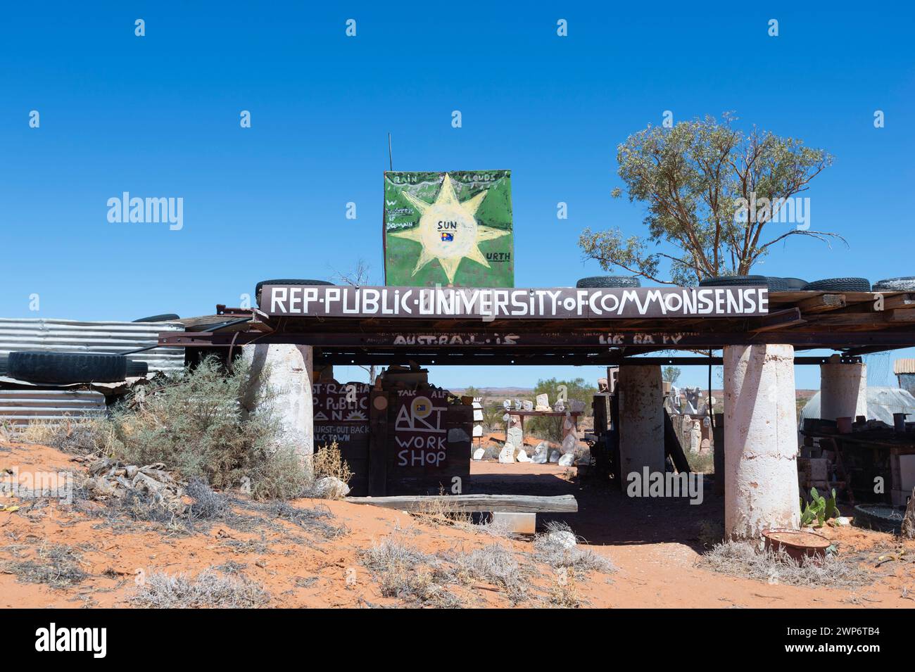 Talc Alf's Werkstatt, richtiger Name Cornelius Johan Alferink, ein Künstler, der weiche Steine schnitzt, aus denen Talkpulver hergestellt wird. Lyndhurst, South Australia, SA, Stockfoto