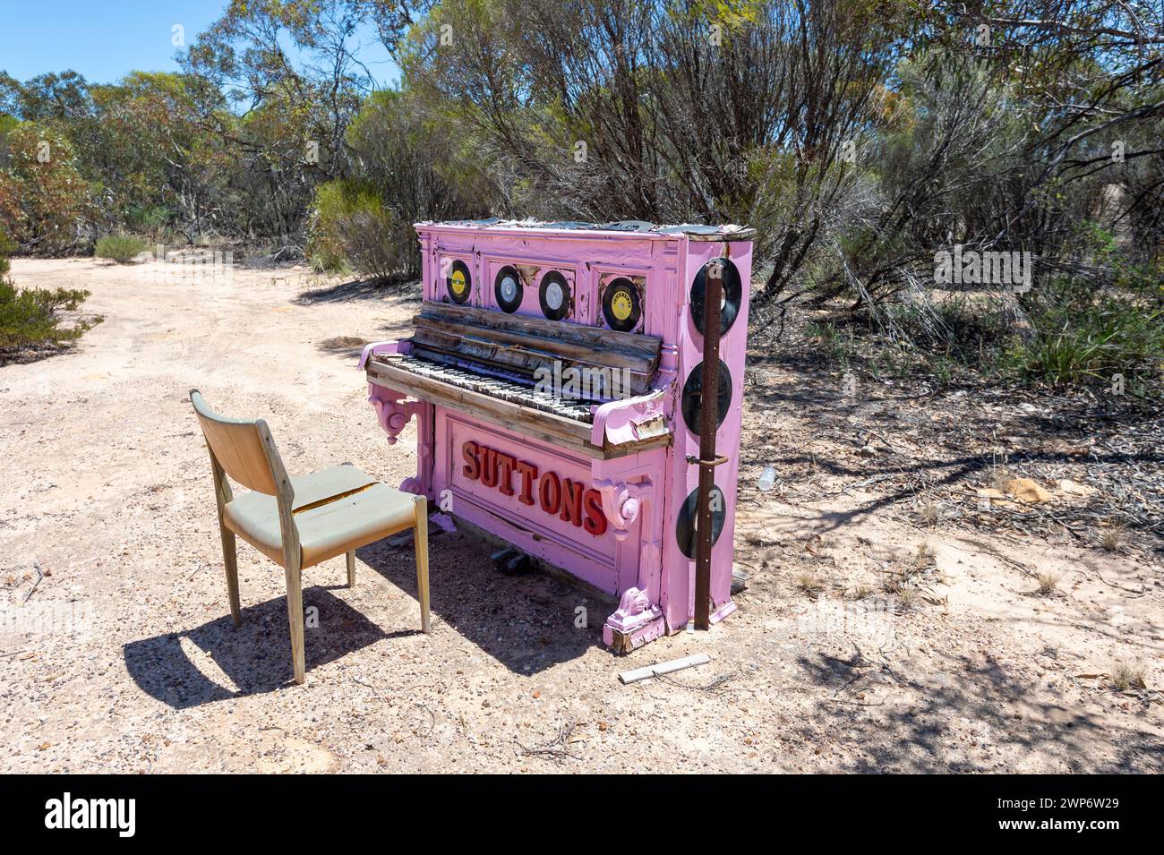 Ein rosafarbenes Klavier ist eine skurrile Ausstellung entlang einer Straße, eine unterhaltsame Art, Touristen anzuziehen, Kimba, South Australia, SA, Australien Stockfoto
